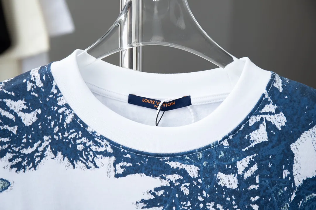 🅿️180 LV 2025ss Spring and Summer New Short Sleeve This fresh cotton T-shirt features a delicate jacquard knitted pattern that is eye-catching. It features the collection's Monogram Aquagarden display of coral and seaweed, whose aqua hue is reminiscent of a refreshing swim. This piece is eye-catching paired with white separates for a summery feel. Monogram Aquagarden jacquard all over, LV label on reverse. S M L XL